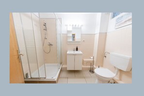 Douche, séchoir à cheveux, papier de toilette