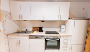 Fridge, oven, stovetop, dishwasher