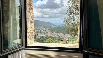 4 camere, una scrivania, ferro/asse da stiro, Wi-Fi gratuito