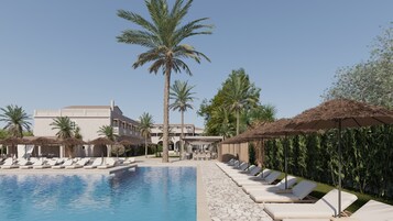 Una piscina al aire libre de temporada, sombrillas