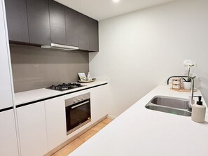 Kjøleskap, mikrobølgeovn, ovn og kokeplater