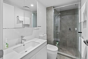 Douche, sĂšche-cheveux, serviettes fournies, savon