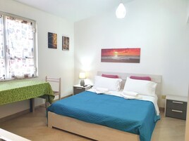 标准开间, 露台, 部分海景 | 熨斗/熨衣板、床单