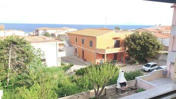 Studio Standard, patio, vue partielle sur la mer | Coin séjour