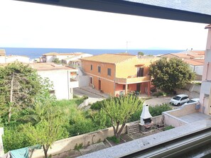Studio Standard, patio, vue partielle sur la mer | Aire de séjour | Téléviseur à écran plat