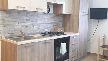 Studio Standard, patio, vue partielle sur la mer | Cuisine privée | Nécessaire de nettoyage