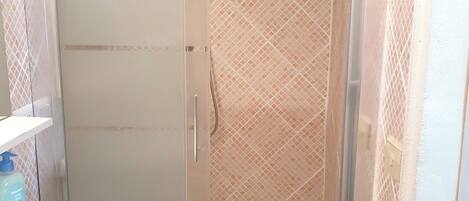 Estudio estándar, patio, vista parcial al mar | Baño | Regadera, amenidades de baño gratuitas, secadora de cabello, toallas