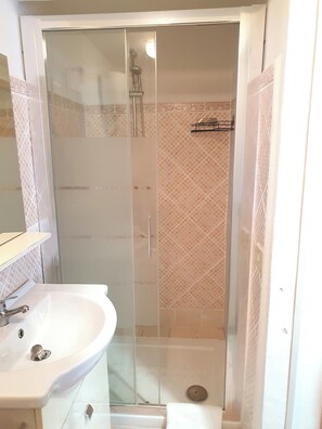 Standard Studio, Patio, Partial Sea View | Bathroom | Shower, free toiletries, hair dryer, towels - Studio Apartment - La Ciaccia Style (La Ciaccia)