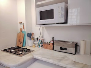 Fridge, microwave, stovetop, coffee/tea maker