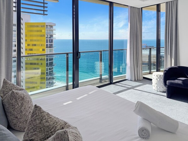 3 chambres, bureau, fer et planche à repasser, lit parapluie