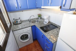 Kühlschrank, Mikrowelle, Wasserkocher mit Kaffee-/Teezubehör