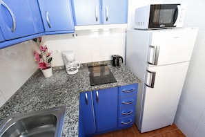 Fridge, microwave, stovetop, coffee/tea maker