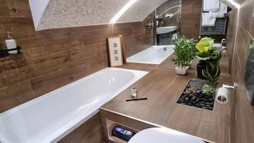 Apartment | Bathroom | Shower, hair dryer, towels