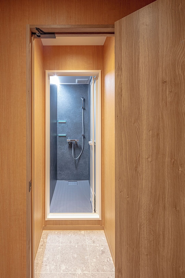 Shower, hair dryer, towels, shampoo - ENSO TOKYO AKASAKA - Hostel (Tokyo)