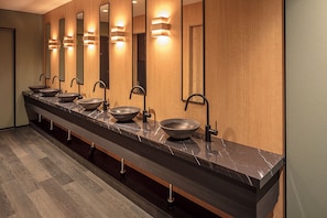 Douche, séchoir à cheveux, serviettes fournies, shampooing