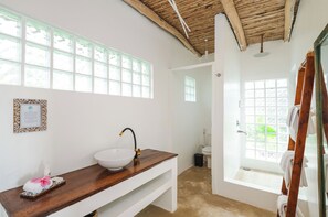 Classic-Doppel- oder -Zweibettzimmer, Terrasse, Gartenblick | Badezimmer | Dusche, Haartrockner, Handtücher, Seife