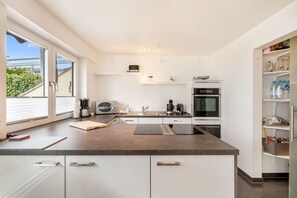 Fridge, oven, stovetop, dishwasher