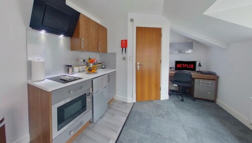 Victoria House - Queen Studio by CovStays