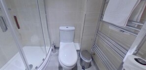 Shower, hair dryer, towels, soap - Victoria House - Deluxe Studio by CovStays (Coventry)