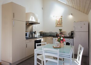 Réfrigérateur, micro-ondes, four, plaque de cuisson