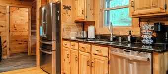 Sleeps 17 | Dog Friendly | 7 min to Sugar Mt