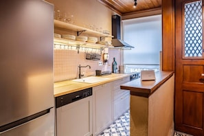 Fridge, stovetop