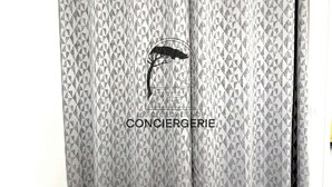 A room with a grey patterned curtain featuring a logo and text, a tiled floor, and a white wall. - ⭐️Jolie villa_quartier calme_proche plage⭐️ (Saint-Georges-d'Oléron)
