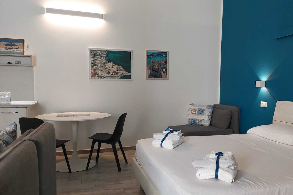 Studio, patio | Ruang kerja ramah laptop, setrika/meja setrika, dan Wi-Fi gratis