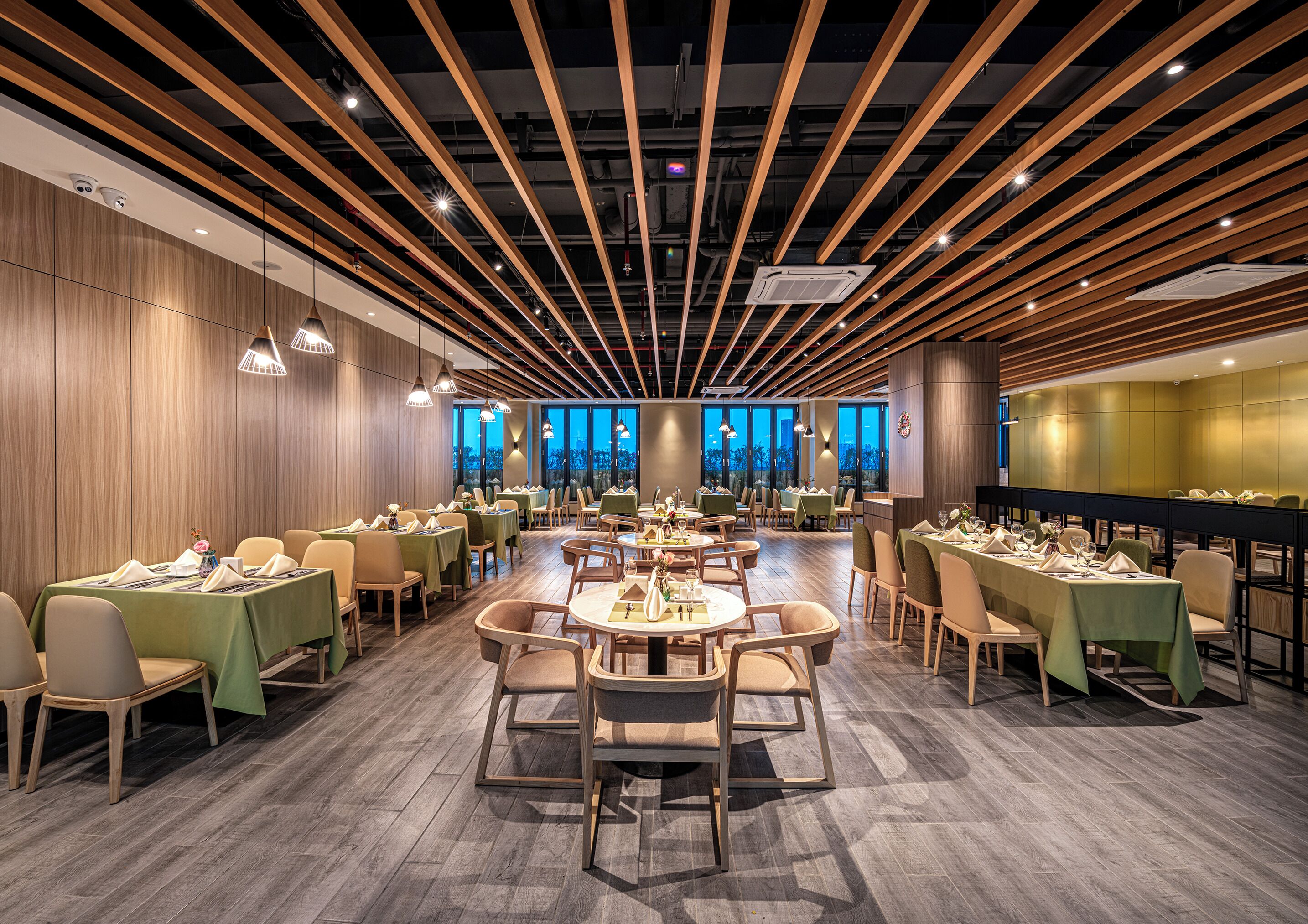 Daily self-service breakfast (CNY 58 per person)