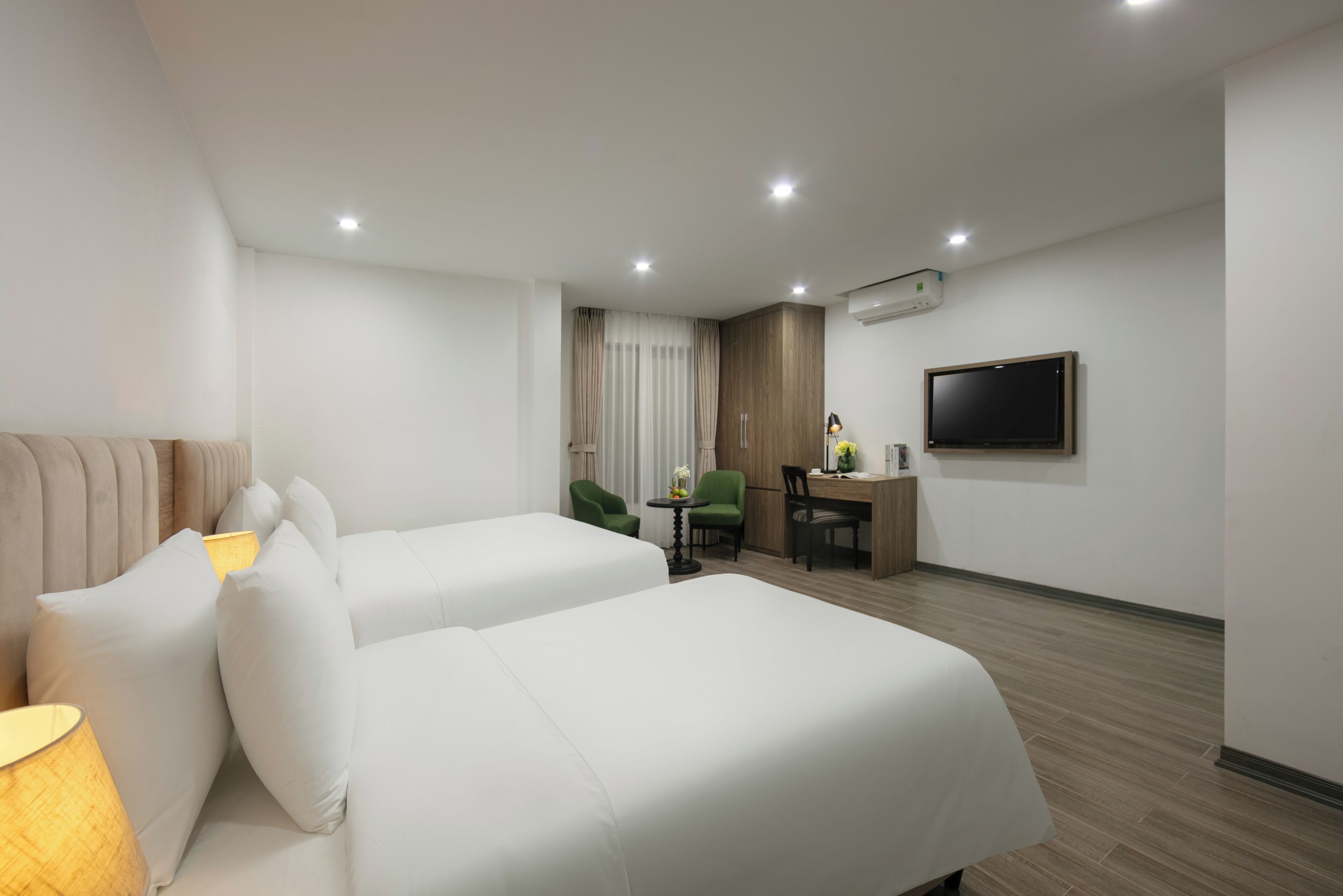 Habitación cuádruple familiar | Caja fuerte, escritorio, espacio para trabajar con un portátil