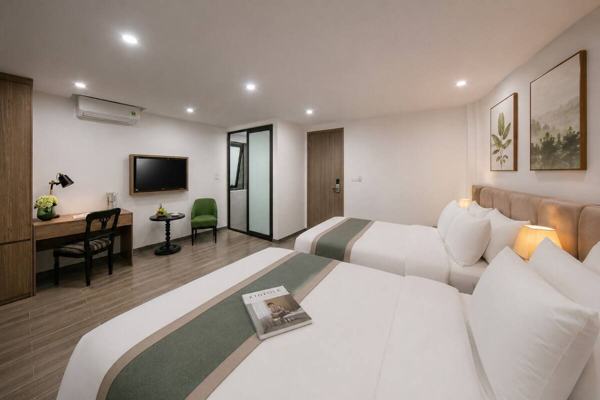 Family Quadruple Room with window | Két bảo mật tại phòng, bàn, khu vực làm việc phù hợp cho laptop 