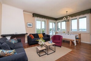 TV, books, stereo - House in the Center of Locmariaquer by the Gulf (Locmariaquer)