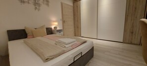 2 bedrooms, iron/ironing board, free WiFi, bed sheets