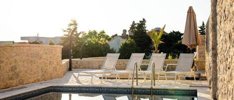 En säsongsöppen utomhuspool