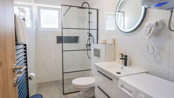 Comfort Apartment, 2 Bedrooms, Balcony | Bathroom | Shower, hair dryer, towels