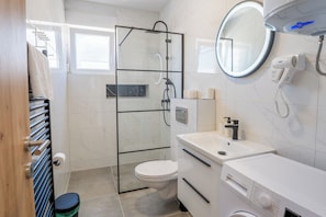 Appartement Confort, 2 chambres, balcon | Salle de bain | Douche, sĂšche-cheveux, serviettes fournies