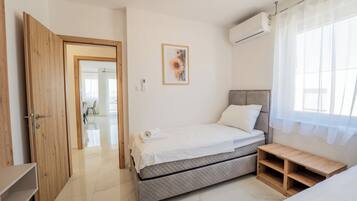 Comfort Apartment, 2 Bedrooms, Balcony | 2 bedrooms, iron/ironing board, free WiFi, bed sheets