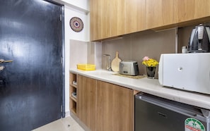 Comfort Apartment, Balcony, City View | Private kitchen | Electric kettle