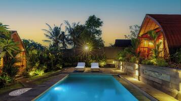 Una piscina al aire libre