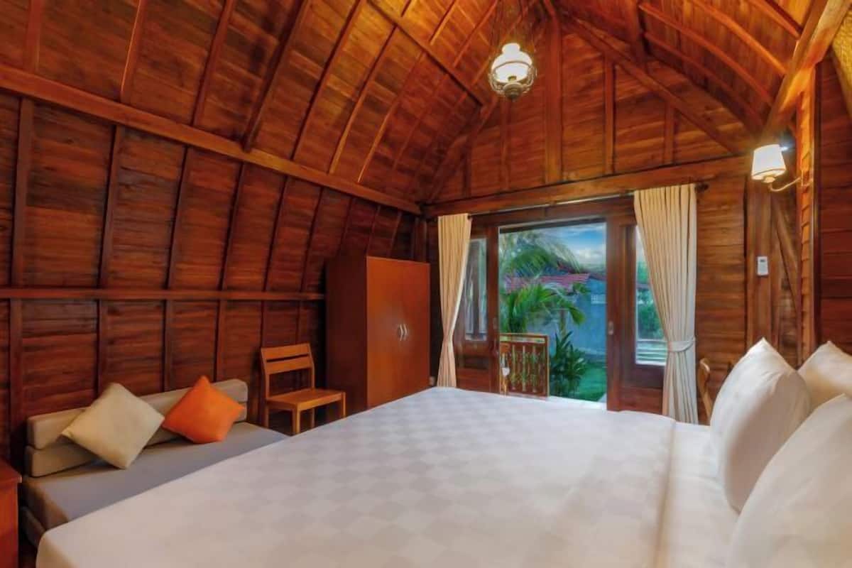 Soundproofing, free WiFi, bed sheets