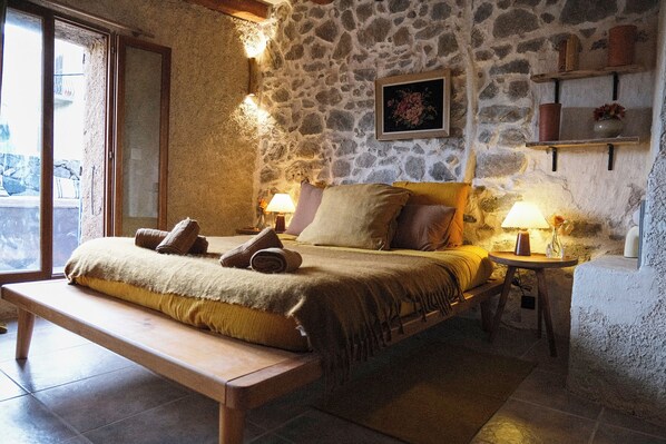 1 bedroom, iron/ironing board, WiFi, bed sheets - Double room with terrace in a village house in Corbara (Corbara)