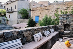 Outdoor dining - Double room with terrace in a village house in Corbara (Corbara)