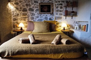 1 bedroom, iron/ironing board, WiFi, bed sheets - Double room with terrace in a village house in Corbara (Corbara)