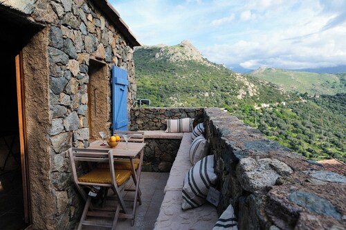 Double room with terrace in a village house in Corbara