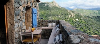 Double room with terrace in a village house in Corbara