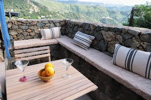 Outdoor dining - Double room with terrace in a village house in Corbara (Corbara)