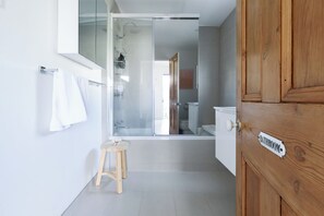 Dusche, Haartrockner, Handtücher, Shampoo