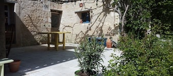 Large atypical country house. Pets allowed