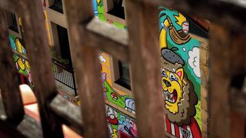 Fachada de edificio con murales coloridos, incluyendo una destacada figura de león.