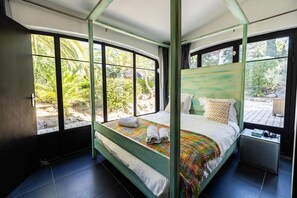 6 bedrooms, iron/ironing board, WiFi, bed sheets